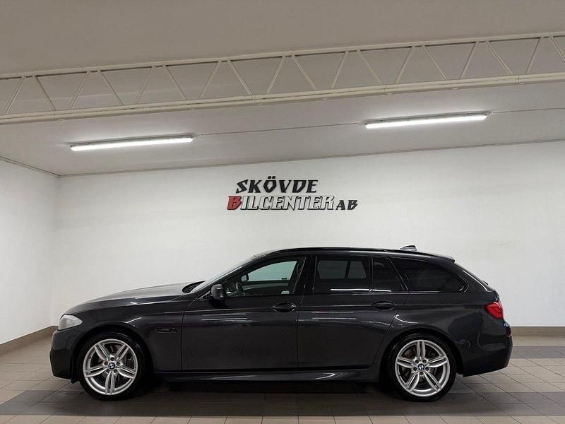 Grå Begagnad 2013 BMW 525 M Sport Kombi | 176 500 kr (Dyr) - Bild 1/4