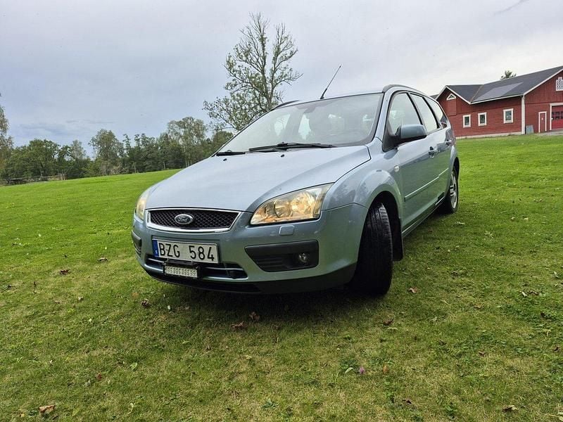 Blå Begagnad 2007 Ford Focus Kombi | 45 000 kr (Marknadspris) - Bild 1/4