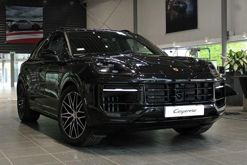 Svart Begagnad 2024 Porsche Cayenne SUV | 1 275 000 kr (Marknadspris) - Bild 1/4