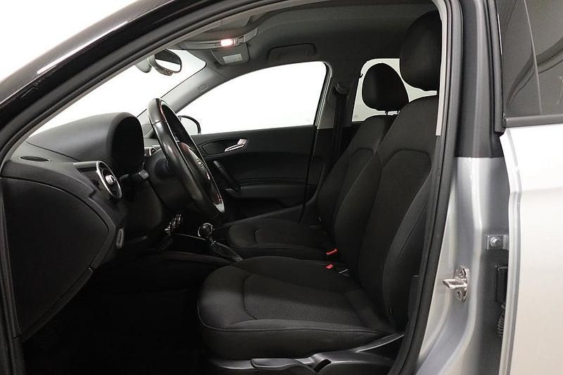 Begagnad Audi A1 Sportback S-Line 122 HK (89 kW) 2014 Silver Halvkombi