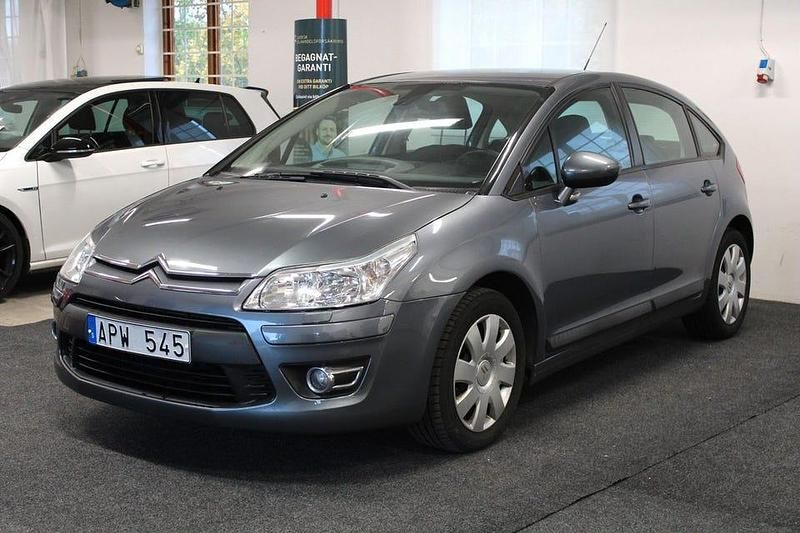 Grå Begagnad 2010 Citroën C4 Halvkombi | 64 900 kr (Dyr) - Bild 1/4
