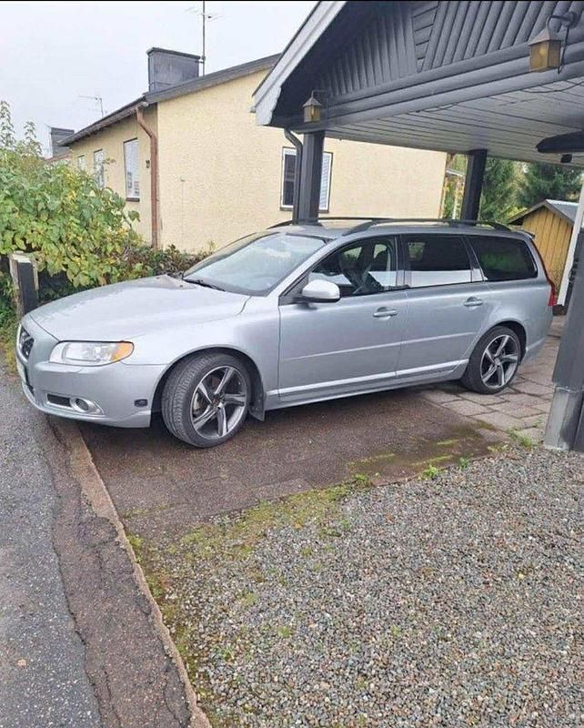Silver Begagnad 2012 Volvo V70 R-Design Kombi | 89 000 kr (Marknadspris) - Bild 1/4