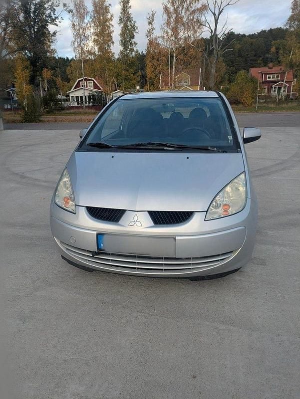 Begagnad Mitsubishi Colt 95 HK (69 kW) 2006 Silver Halvkombi