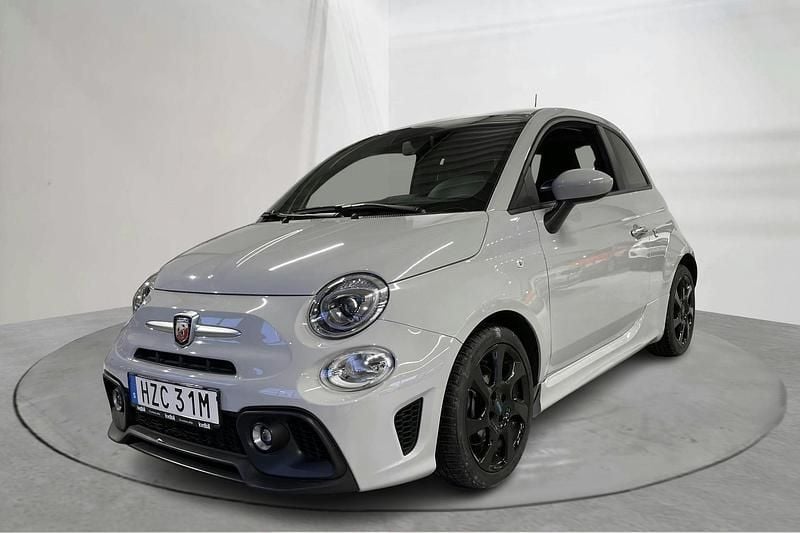 Grå Begagnad 2022 Abarth 595 | 174 900 kr (Marknadspris) - Bild 1/4
