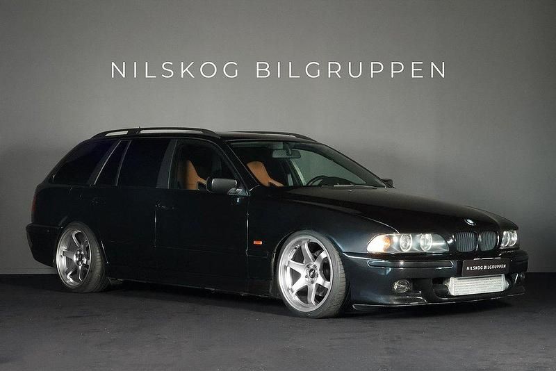 Svart Begagnad 2001 BMW 530 Kombi | 89 900 kr - Bild 1/4