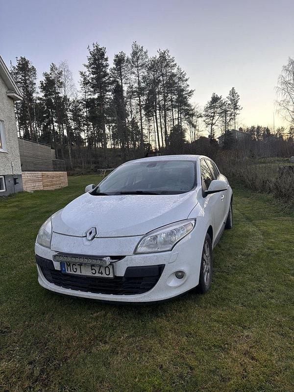 Vit Begagnad 2012 Renault Mégane III Halvkombi | 34 000 kr (Superpris) - Bild 1/4