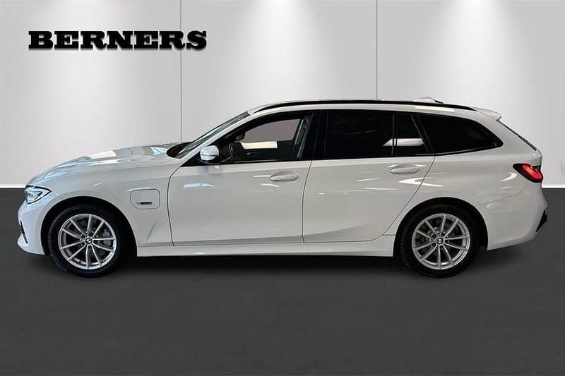 Begagnad BMW 330 295 HK (216 kW) 2022 Vit Kombi
