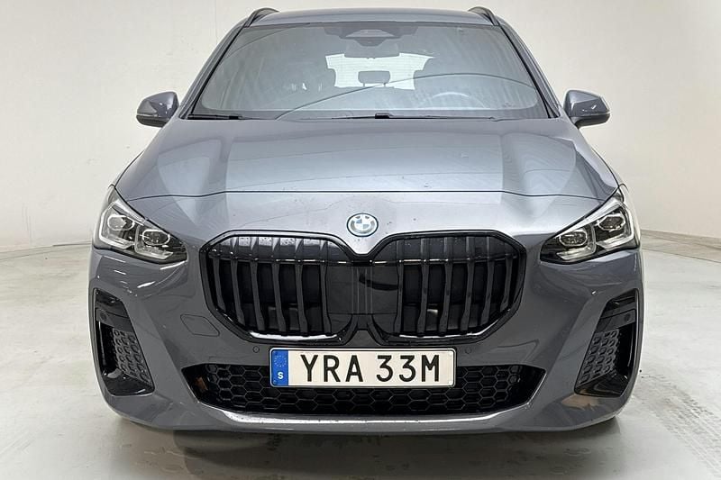 Begagnad BMW 225 Active Tourer M Sport 245 HK (180 kW) 2024 Grå Minibuss