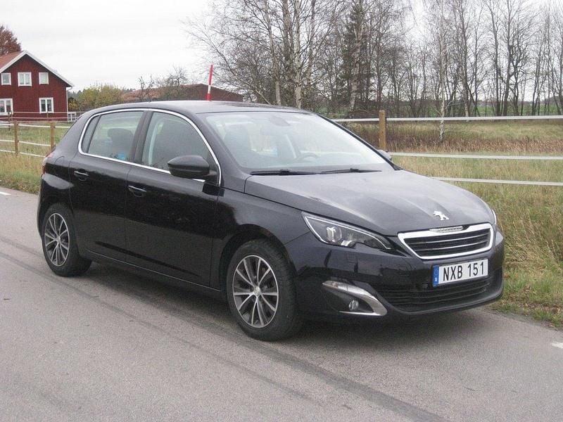 Mörkblå Begagnad 2016 Peugeot 308 Allure Halvkombi | 112 900 kr (Bra pris) - Bild 1/4