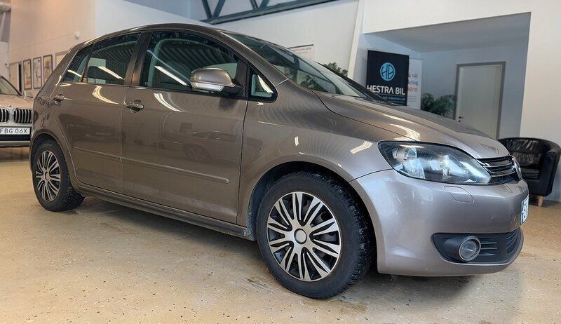 Brun Begagnad 2011 VW Golf Plus Cross Minibuss | 49 900 kr (Marknadspris) - Bild 1/4
