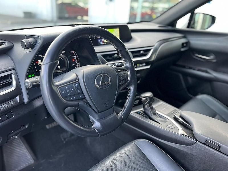 Begagnad Lexus UX 250h 184 HK (135 kW) 2019 Svart metallic SUV