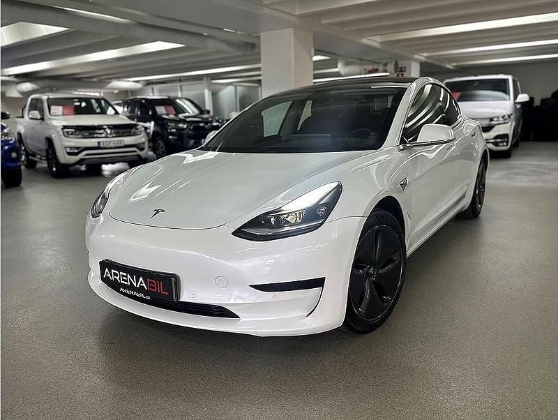 Vit Begagnad 2020 Tesla Model 3 Standard Range Plus Sedan | 229 900 kr (Marknadspris) - Bild 1/4
