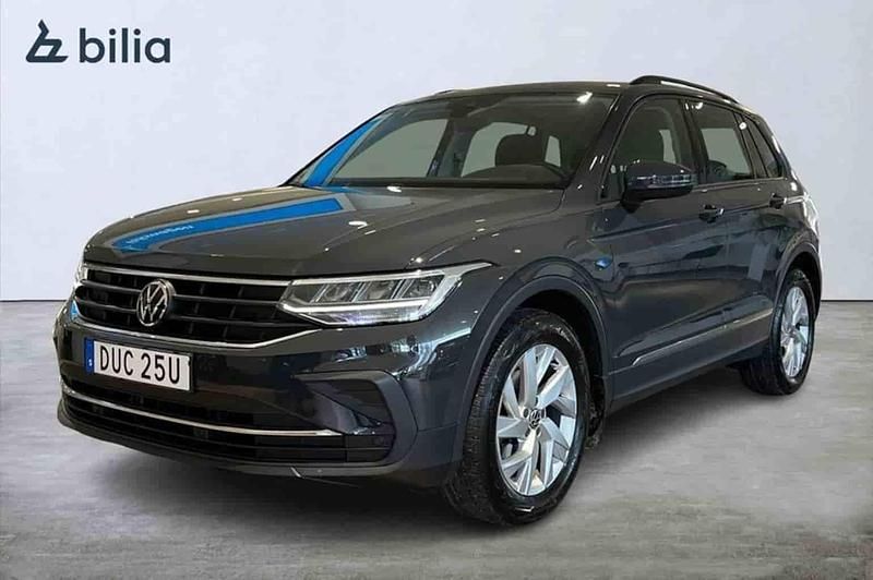 Grå Begagnad 2021 VW Tiguan Life SUV | 284 500 kr (Marknadspris) - Bild 1/1