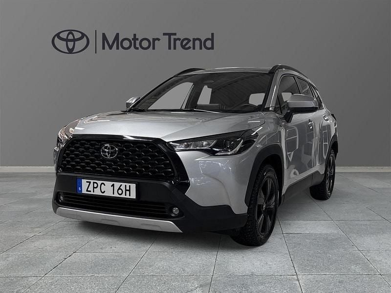 Silver Begagnad 2025 Toyota Corolla Cross Active SUV | 379 000 kr (Bra pris) - Bild 1/4