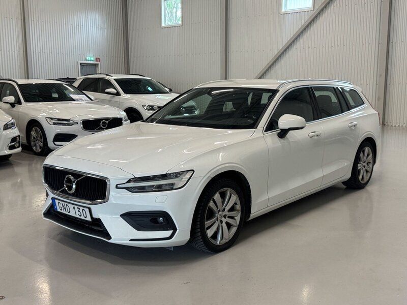 Vit Begagnad 2018 Volvo V60 Momentum Kombi | 154 900 kr (Dyr) - Bild 1/4
