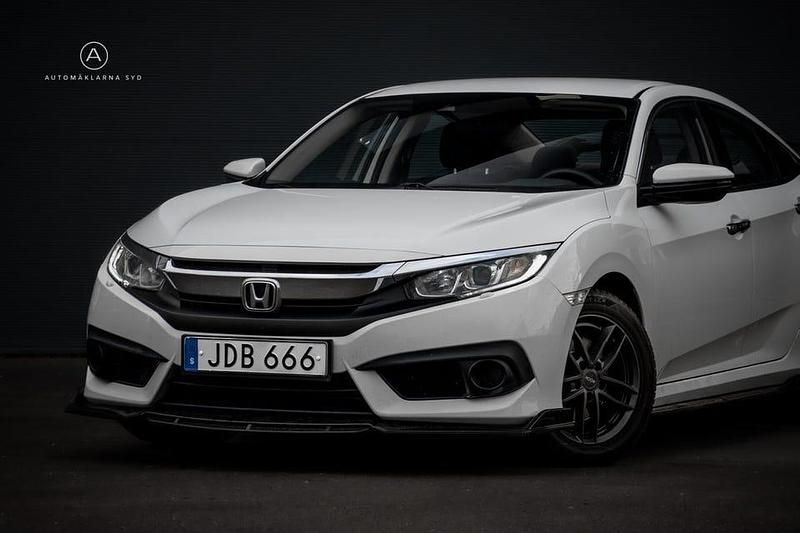 Begagnad Honda Civic Comfort 182 HK (133 kW) 2017 Vit Sedan