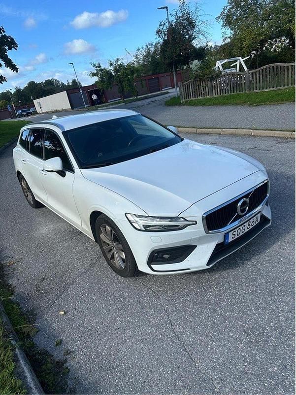 Vit Begagnad 2021 Volvo V60 Momentum Kombi | 243 000 kr (Bra pris) - Bild 1/4