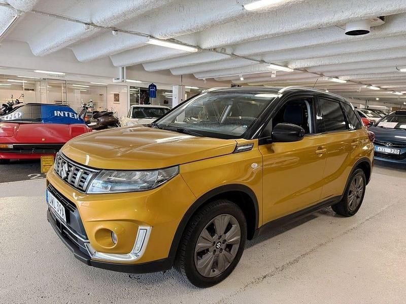 Gul Begagnad 2021 Suzuki Vitara SUV | 179 900 kr (Marknadspris) - Bild 1/4