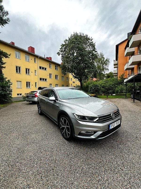 Silver Begagnad 2017 VW Passat Alltrack Kombi | 189 000 kr (Bra pris) - Bild 1/4