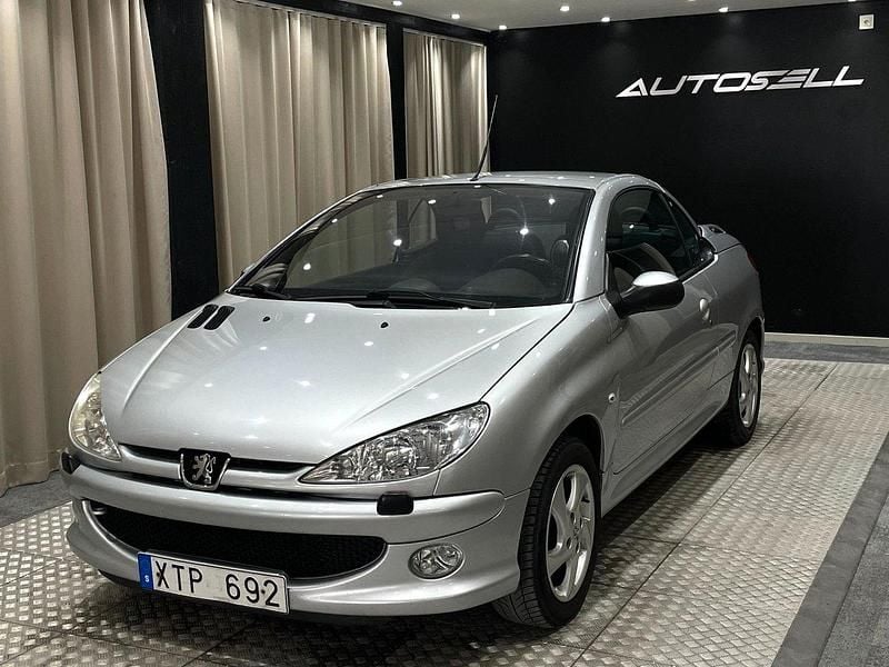 Ljusgrå Begagnad 2006 Peugeot 206 CC Cab | 39 900 kr (Lite dyr) - Bild 1/4
