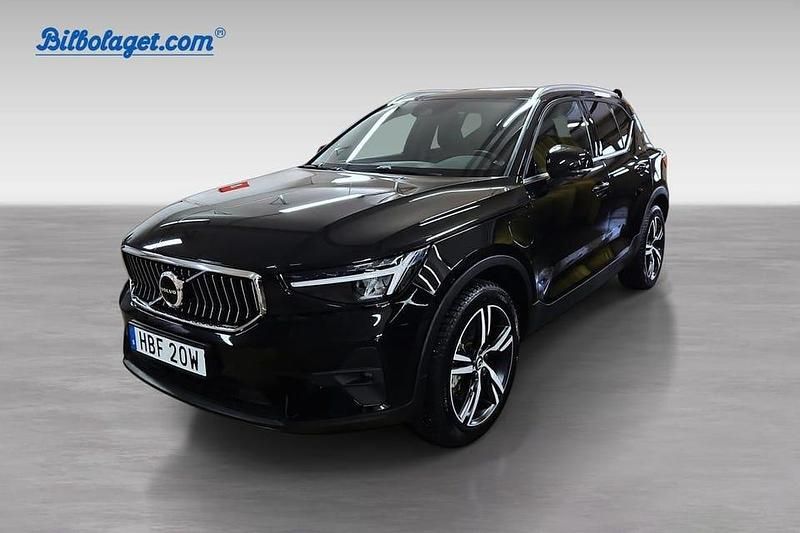 Svart Begagnad 2023 Volvo XC40 Plus SUV | 419 000 kr (Marknadspris) - Bild 1/4