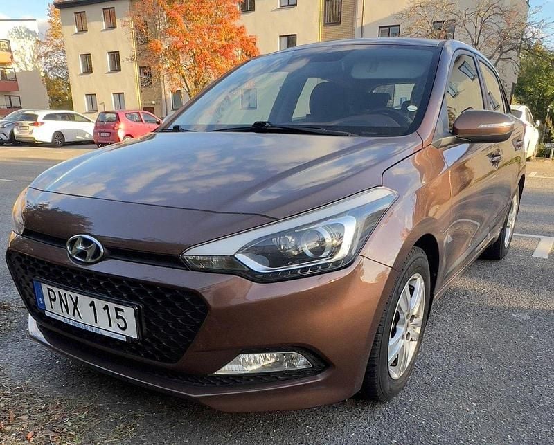 Brun Begagnad 2016 Hyundai i20 Premium Halvkombi | 85 000 kr (Bra pris) - Bild 1/4