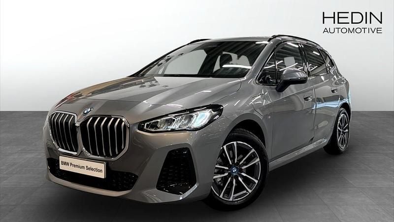 Grå (grey) Begagnad 2024 BMW 225 M Sport Kombi | 398 700 kr (Marknadspris) - Bild 1/4