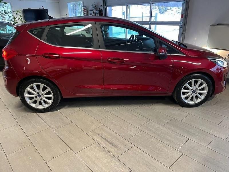 Begagnad Ford Fiesta Titanium 101 HK (74 kW) 2018 Röd Halvkombi