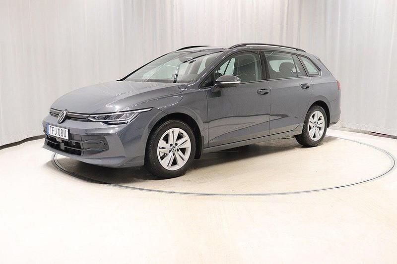 Mörkgrå Begagnad 2025 VW Golf VIII Life Kombi | 329 800 kr (Marknadspris) - Bild 1/4
