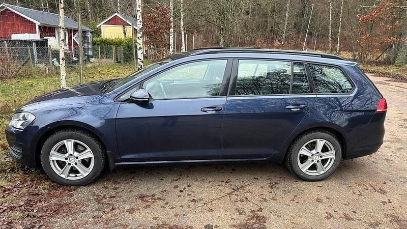 Mörkblå Begagnad 2015 VW Golf VII Kombi | 112 500 kr (Marknadspris) - Bild 1/4