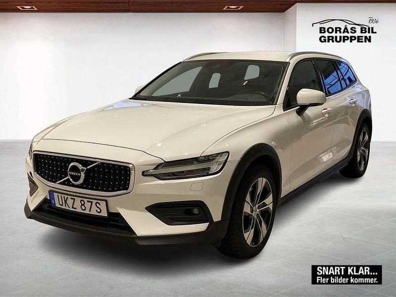Vit Begagnad 2021 Volvo V60 CC SE Kombi | 349 000 kr (Marknadspris) - Bild 1/3