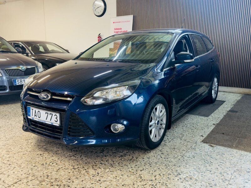 Blå Begagnad 2013 Ford Focus Titanium Kombi | 99 900 kr (Lite dyr) - Bild 1/4