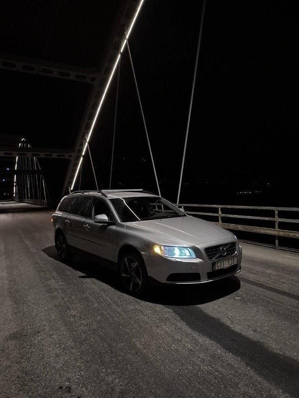 Grå Begagnad 2010 Volvo V70 Drive Kinetic Kombi | 40 000 kr (Bra pris) - Bild 1/4