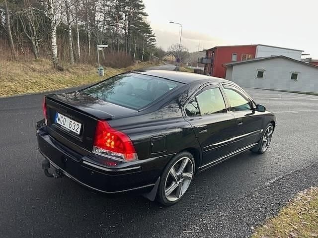 Svart Begagnad 2005 Volvo S60 Momentum Sedan | 49 900 kr (Lite dyr) - Bild 1/4