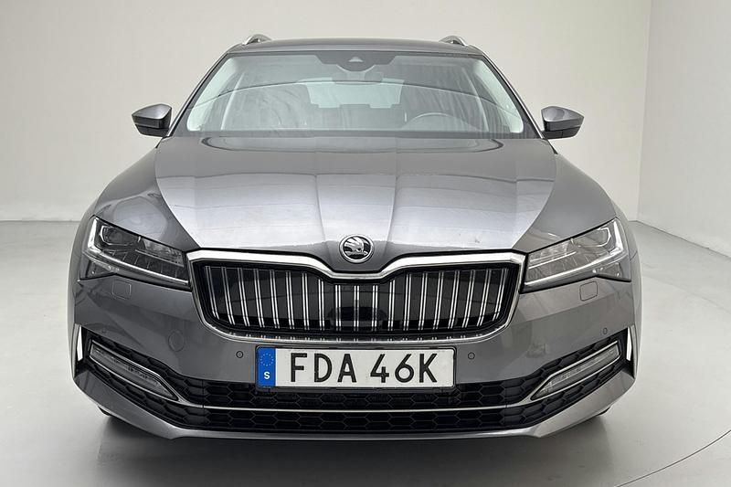 Begagnad Skoda Superb 218 HK (160 kW) 2023 Grå Kombi