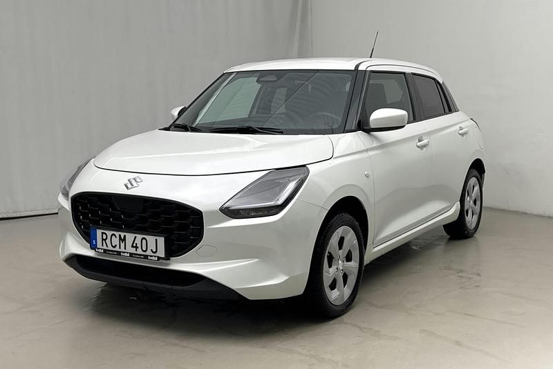 Vit Begagnad 2024 Suzuki Swift | 189 000 kr (Marknadspris) - Bild 1/4