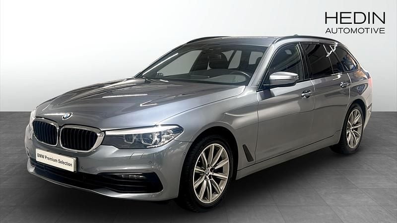 Blå (blue) Begagnad 2019 BMW 520 Sport Line Kombi | 258 700 kr (Bra pris) - Bild 1/4