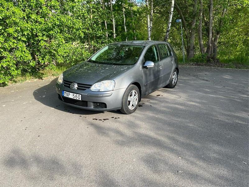 Grå Begagnad 2008 VW Golf Trendline Halvkombi | 31 000 kr (Lite dyr) - Bild 1/4
