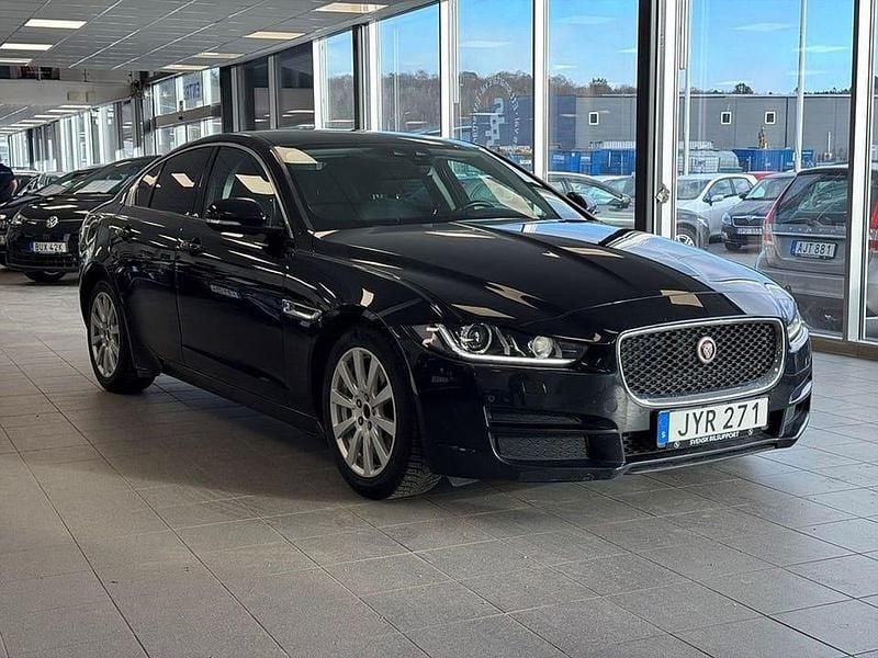 Begagnad Jaguar XE 165 HK (121 kW) 2016 Svart Sedan