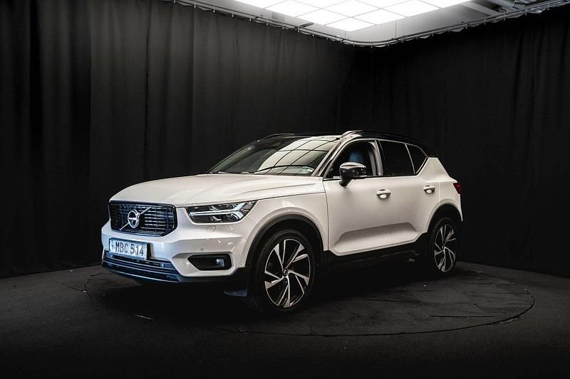 Vit Begagnad 2018 Volvo XC40 R-Design SUV | 259 800 kr (Lite dyr) - Bild 1/3