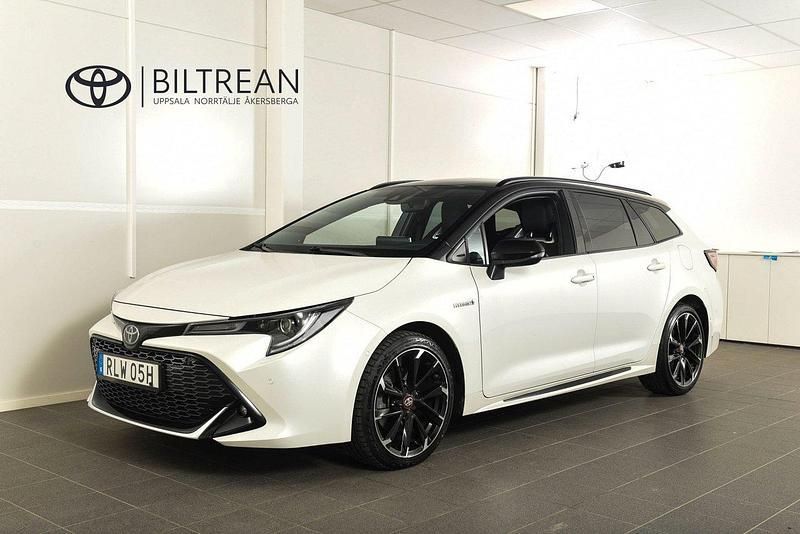 Vit (white pearl bitone) Begagnad 2020 Toyota Corolla Plus Kombi | 284 900 kr (Marknadspris) - Bild 1/4