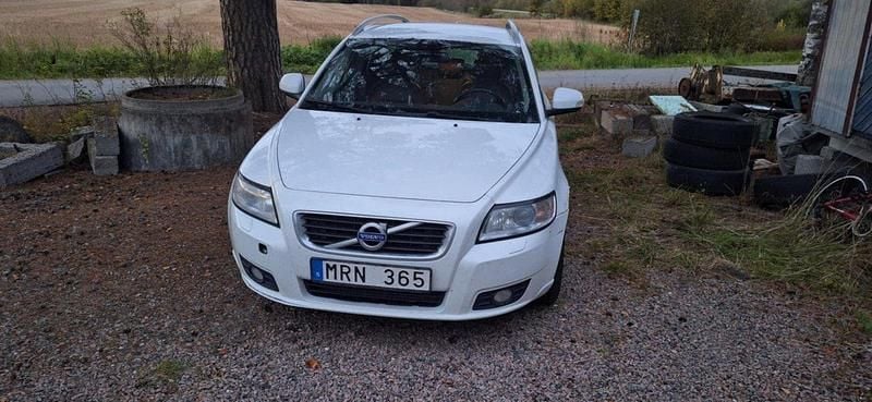 Vit Begagnad 2012 Volvo V50 Momentum Kombi | 24 000 kr (Marknadspris) - Bild 1/4