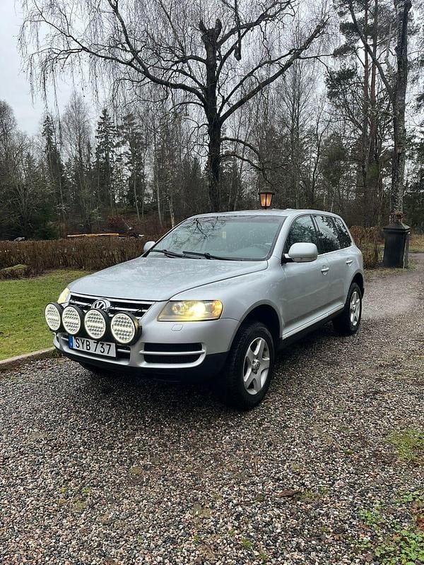 Silver metallic Begagnad 2007 VW Touareg SUV | 75 000 kr - Bild 1/4