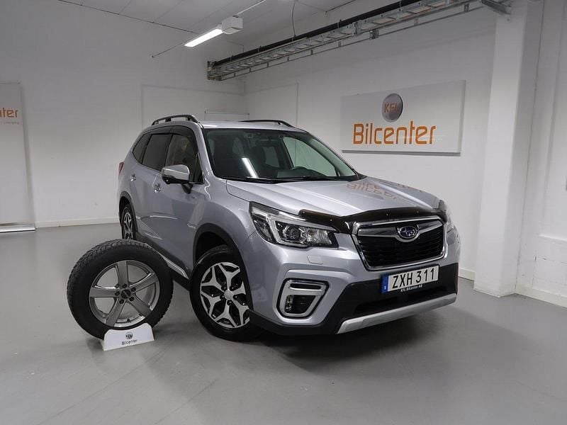 Silver Begagnad 2019 Subaru Forester Active SUV | 254 900 kr (Marknadspris) - Bild 1/3