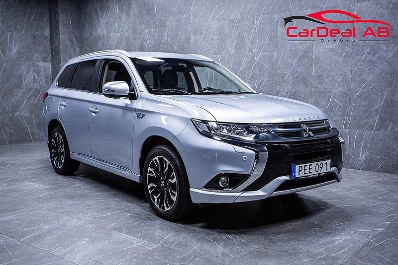 Silver Begagnad 2016 Mitsubishi Outlander P-HEV Comfort Edition SUV | 158 800 kr (Marknadspris) - Bild 1/4