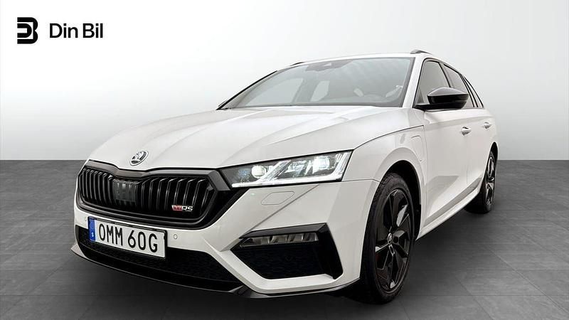 Vit Begagnad 2023 Skoda Octavia RS Kombi | 364 900 kr (Marknadspris) - Bild 1/4
