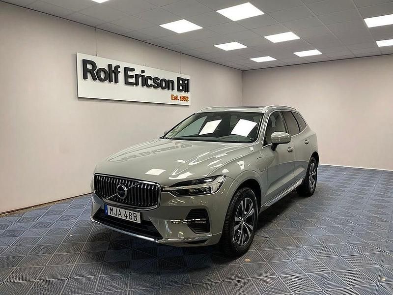 Grå Begagnad 2023 Volvo XC60 Core SUV | 469 500 kr (Bra pris) - Bild 1/4