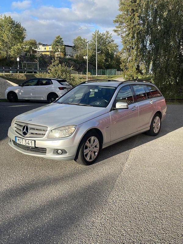 Silver Begagnad 2010 Mercedes C180 Kombi | 62 000 kr (Marknadspris) - Bild 1/4