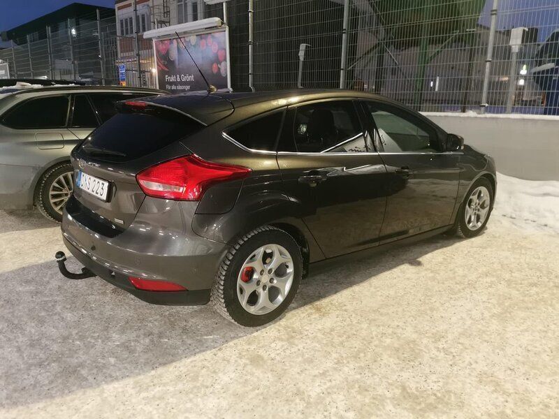Grå Begagnad 2015 Ford Focus Titanium Halvkombi | 85 000 kr (Marknadspris) - Bild 1/4