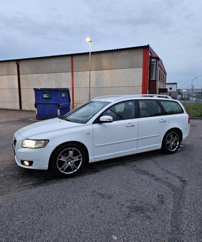 Vit Begagnad 2009 Volvo V50 Summum Kombi | 16 900 kr (Superpris) - Bild 1/4